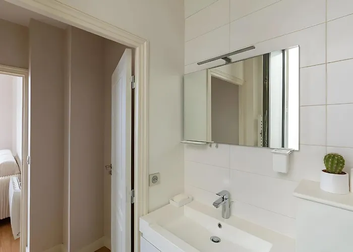 Eiffel View - Chic 1br - Palais Des Congres Апартаменты *