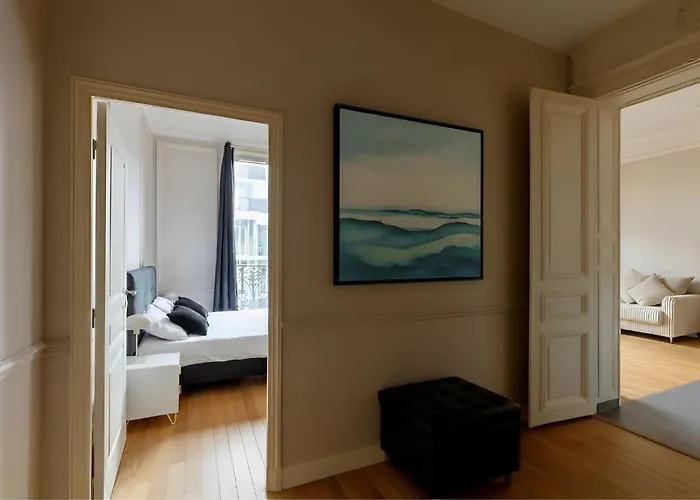 Eiffel View - Chic 1br - Palais Des Congres Apartment