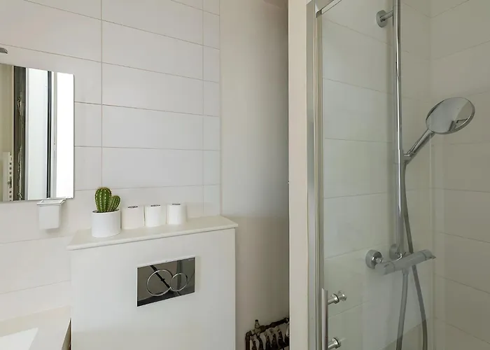 Eiffel View - Chic 1br - Palais Des Congres Apartment